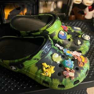 CROCS Kids Green Slippers with Fun Charms (Men’s 6 / Women’s 8)